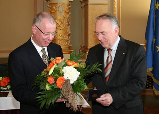 Ministerprsident Wolfgang Böhmer berreicht Hans-Jrgen Grabbe das Bundesverdienstkreuz